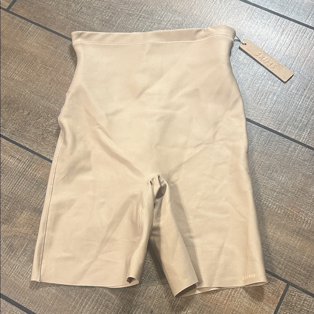 SKIMS Body Zoned Mid Rise Short BNWT sz Small